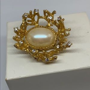 Vtg unique Goldtone rhinestone and pearl brooch